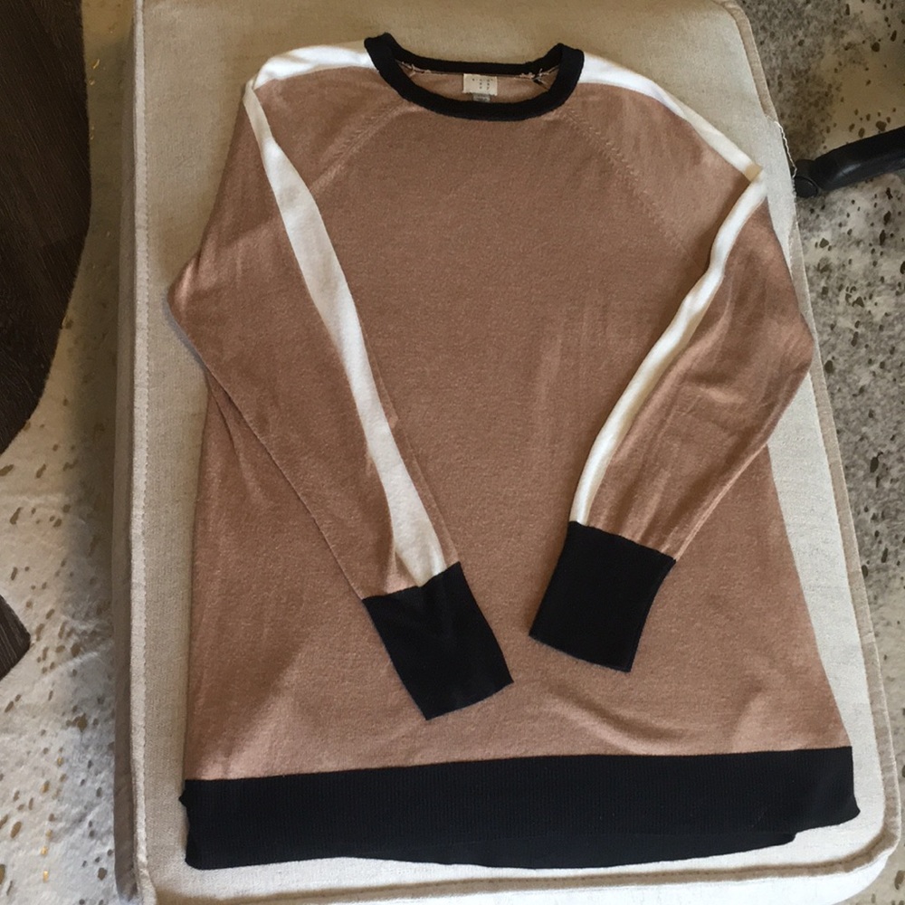 Crew neck long sleeve sweater!!